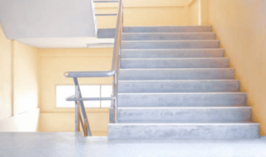 Pulizia delle scale di un condominio