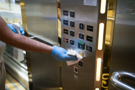 Sanificazione di un ascensore in una banca